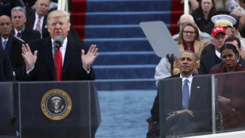 El presidente saliente Barack Obama escucha a Donald Trump durante su primer discurso tras la toma de posesión como presidente de los EEUU. REUTERS/Carlos Barria