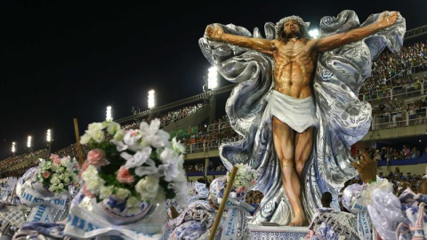 GRA016. RÍO DE JANEIRO (BRASIL), 27/02/2017.- Carroza con Jesus y Yemanjá al fondo del Grupo Especial Mangueira en el desfile del Carnaval de Río  del lunes 27 de febrero de 2017, en el sambódromo de Río de Janeiro (Brasil). EFE/Marcelo Say