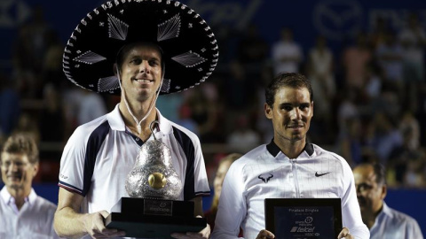 El estadounidense Querrey y el español Rafa Nadal posando con el primer y segundo premio. EFE/ José Méndez