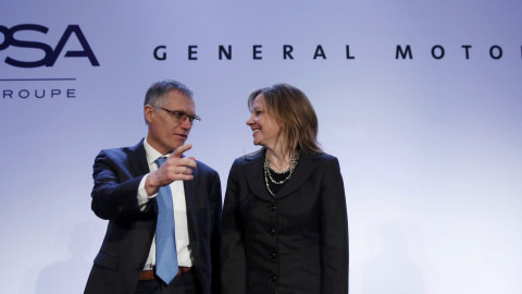 El presidente de PSA Peugeot Citroën, Carlos Tavares, y la responsable ejecutiva de General Motors, Mary Ibarra, posan antes de una rueda de prensa en París (Francia). REUTERS REUTERS/Christian Hartmann