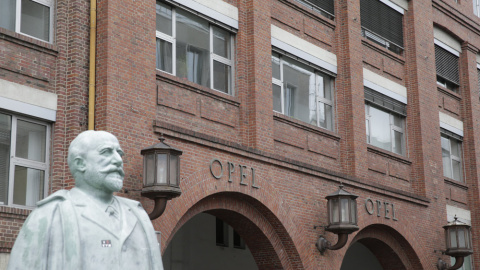 La estatua del fundador de Opel, Adam Opel, ante la sede de la compañía en Ruesselsheim (Alemania). EFE/Armando Babani