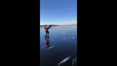 Los canales de Ámsterdam convertidos en peligrosas pistas de patinaje por las gélidas temperaturas