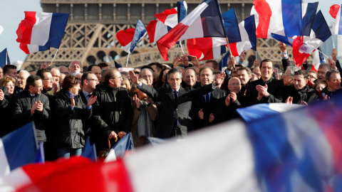 François Fillon saluda a los seguidores que salieron a la calle este domingo. - REUTERS