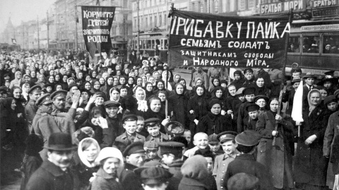 Manifestación contra la guerra. Obreras de la fábrica de Putilov, Petrogrado, 2 de febrero de 1917.