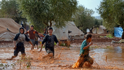 Varios niños juegan en un campamento de desplazados cercano a Azaz. en la frontera entre Siria y Turquía. - AFP