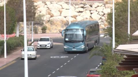 Unos 200 huéspedes del hotel de Tenerife en vigilancia saldrán este lunes