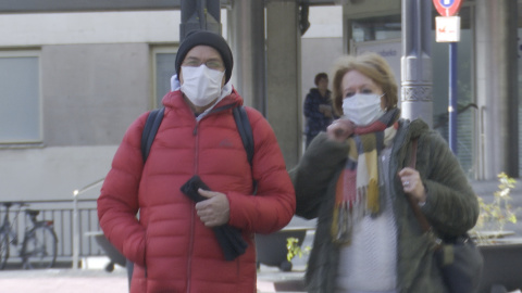 Paciente oncológico y su mujer, con mascarillas