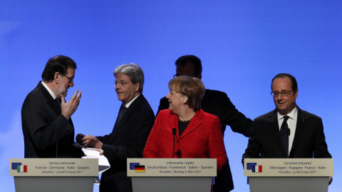 El presidente Francés, Francois Hollande, junto a la cánciller alemana Angela Merkel y el presidente español Mariano Rajoy y el primer ministro italiano Paolo Gentiloni en la cumbre de la UE celebrada en Versalles, Francia.REUTERS/Philippe 