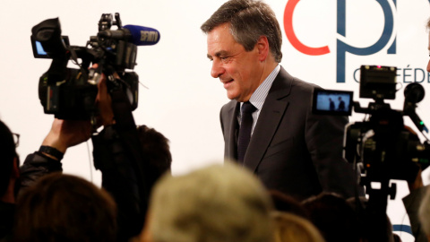 Francois Fillon,miembro del partido político republicano y candidato presidencial de 2017 a la derecha centro-derecha de Francia, después de pronunciar un discurso ante los líderes de pequeñas empresas en Puteaux, Francia, 6 de marzo de 201