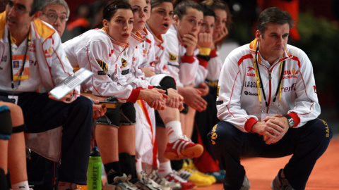 Jorge Dueñas, durante un partido de la selección española femenina de balonmano.