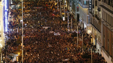 Miles de ciudadanos han abarrotado la Gran Vía . EFE/Mariscal