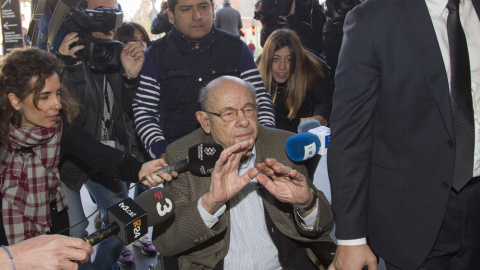 El expresidente del Palau de la Música Fèlix Millet (en silla de ruedas) a su llegada a la Ciudad de la Justicia de Barcelona donde continúan las declaraciones de los principales acusados del caso Palau. EFE/Marta Pérez