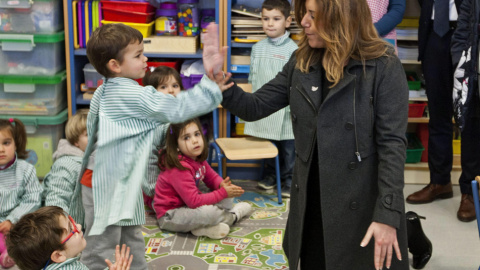 La presidenta de la Junta de Andalucía, Susana Díaz, con los niños de un colegio de Jerez de la Frontera (Cádiz).EFE/Román Ríos