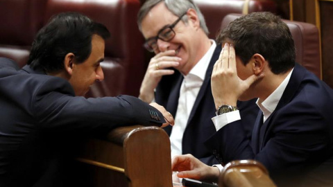 El coordinador general del PP, Fernando Martínez-Maíllo, (i), conversa con el presidente de Ciudadanos, Albert Rivera (d), y el secretario general, José Manuel Villegas,ayer, en el Congreso. EFE/Sergio Barrnechea