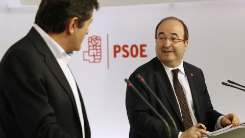 El presidente de la Comisión Gestora del PSOE, Javier Fernández, y el primer secretario del PSC, Miquel Iceta, durante la rueda de prensa que ofrecieron tras la firma del protocolo de relaciones entre ambas formaciones políticas.EFE/Sergio 