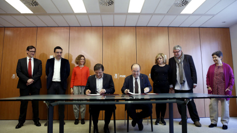 El presidente de la Comisión Gestora del PSOE, Javier Fernández, y el primer secretario del PSC, Miquel Iceta, durante la firma en la sede de Ferraz, del protocolo de relaciones entre ambas formaciones políticas.EFE/Sergio Barrenechea