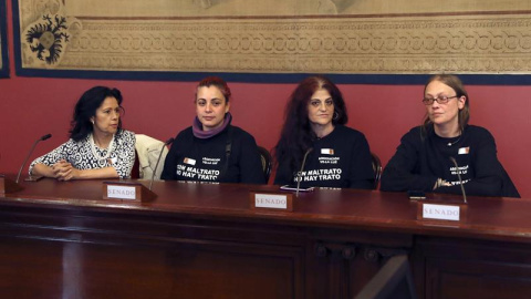 La cantante Cristina del Valle (i) acompaña a Martina, Susana y Sara, de la la Asociación Ve-la luz que se encuentran en huelga de hambre desde el pasado 9 de febrero en la madrileña Puerta del Sol para defender un conjunto de propuestas co