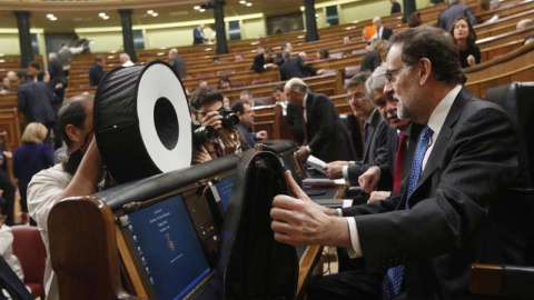 Rajoy en el Parlamento, dispuesto a afrontar la sesión de control. | JAVIER LIZÓN (EFE)