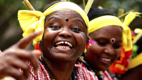 Mujeres bailan durante una ceremonica celebrada con motivo del Día Internacional de la Mujer en Bangalore (India) EFE/Jagadeesh Nv