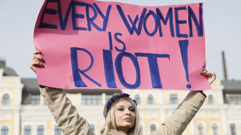 Mujer A woman holds a placard during a rally for gender equality and against violence towards women on International Women's Day in Kiev, Ukraine March 8, 2017. REUTERS/Valentyn Ogirenko