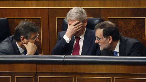 l presidente del Gobierno, Mariano Rajoy,d., y los ministros de Justicia, Rafael Catalá,iz., y de Exteriores, Alfonso Dastis,c., durante la sesión de Control al Gobierno que se celebra hoy en el pleno del Congreso de los Diputados. | JAVIER