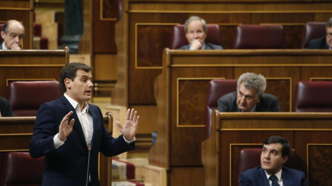 El líder de Ciudadanos, Albert Rivera, durante la sesión de control al Gobierno que se celebra hoy en el pleno del Congreso de los Diputados. EFE/Javier Lizón