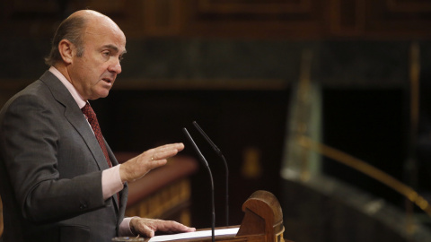 El ministro de Economía, Luis de Guindos, durante su intervención en el pleno del Congreso de los Diputados, posterior a la sesión de Control al Gobierno en la Cámara. EFE/Javier Lizón