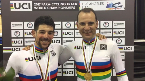 Ignacio Ávila i Joan Font, després de proclamar-se campions del món a Los Angeles la setmana passada / Unió Ciclista Internacional.