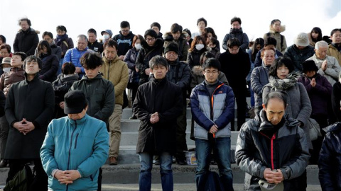 Sobrevivientes del terremoto y tsunami de Fukushima hacen un minuto de silencio para conmemorar el sexto aniversario de los hechos.EFE/ KIMIMA SA MAYAMA