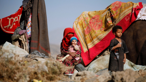 Una mujer con sus hijos en un campamento para desplazados cerca de Sanaa, la capital de Yemen. REUTERS/Khaled Abdullah