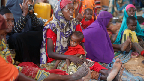 Varias mujeres con sus hijos en un centro para desplazados en Mogadiscio, la capital de Somalia. REUTERS/Feisal Omar