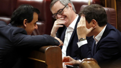 El coordinador general del PP y diputado, Fernando Martínez-Maíllo, (i), conversa con el presidente de Ciudadanos, Albert Rivera (d), y el secretario general, José Manuel Villegas, durante la sesión de Control al Gobierno el Congreso. EFE/S