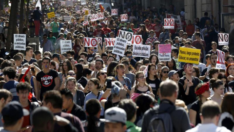 Manifestación convocada por el Sindicato de Estudiantes con motivo de la huelga general en la enseñanza pública, que ha partido de Atocha y finaliza en la madrileña Puerta del Sol. EFE/Sergio Barrenechea