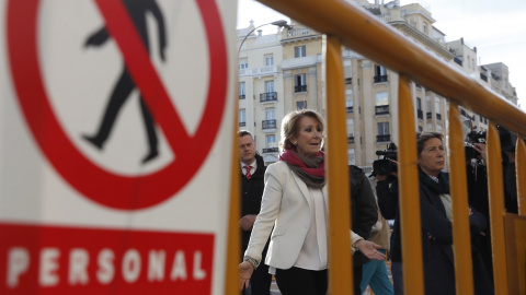 La portavoz del PP en el Ayuntamiento de Madrid, Esperanza Aguirre, durante la visita que realizó a las obras del carril bici en una calle de Madrid.EFE/Javier Lizón