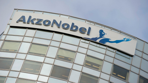 El logo de la empresa química AkzoNobel en su sede en  Amsterdam. REUTERS/Robin van Lonkhuijsen