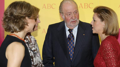 El rey Juan Carlos conversa con la ministra de Defensa, María Dolores de Cospedal, y otras ministras en la entrega de un premio taurino. | JUANJO MARTÍN (EFE)