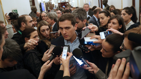 El presidente de Ciudadanos, Albert Rivera, rodeado de periodistas en los pasillos del Congreso de los Diputados. EFE/Zipi