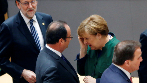 El presidente francés Francois Hollande y la canciller alemana Angela Merkel conversan en presencia del presidente del Gobierno, Mariano Rajoy, durante la cumbre de primavera que se celebra en Bruselas (Bélgica). REUTERS/Francois Lenoir