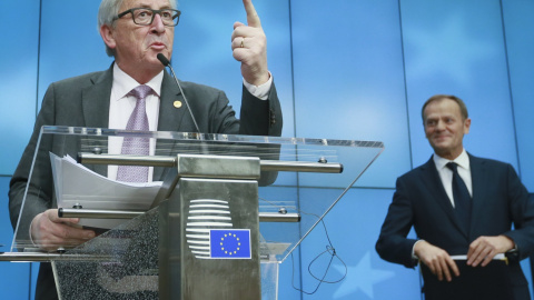 El presidente de la Comisión Europea, Jean-Claude Juncker (izq), y el presidente del Consejo Europeo, Donald Tusk (dcha), hacen una declaración a la prensa tras concluir el segundo día de la cumbre de primavera de la UE en Bruselas (Bélgica