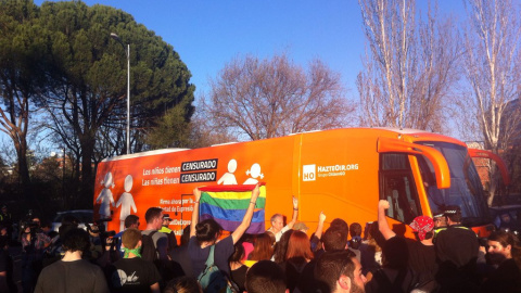 Estudiantes de la UCM protestando ante el autobús de Hazte Oír. /@PAULABIOTA