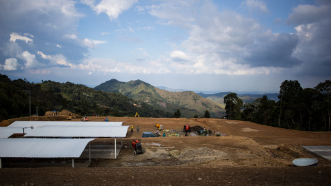 Máquinas y obreros contratistas trabajan en la zona veredal de La Elvira, donde viven casi 300 guerrilleros de las FARC.- JAIRO VARGAS