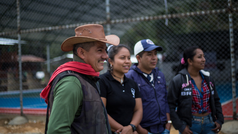 Varios guerrilleros de las FARC charlan en la zona veredal de transición de La Elvira, en el Cauca.- JAIRO VARGAS