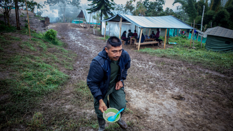 Un guerrillero de las FARC camina entre el barro en la zona veredal de transición de La Fila, en la región de Tolima.- JAIRO VARGAS