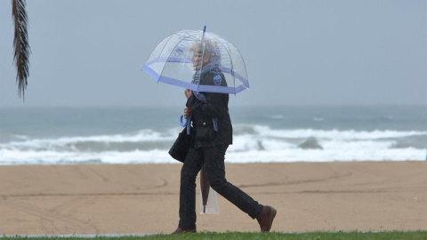 Imagen del temporal marítimo en la localidad alicantina de Denia / EFE