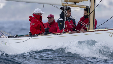 El rey emérito Juan Carlos de Borbón, a bordo del Bribón, este fin de semana. Maria Muiña/Sailingshots