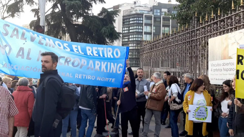 Vecinos de Retiro se concentran contra el parking de El Retiro.