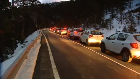 Caos en el acceso a Valdesquí y Navacerrada un día después de la reapertura de las estaciones 