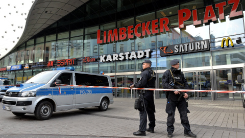 Policías armados frente al centro comercial Limbecker Platz, en la ciudad alemana de Essen, que ha permaneciso cerrado todo el día por seguridad ante el temor de un atentado. EFE/EPA/SASCHA STEINBACH