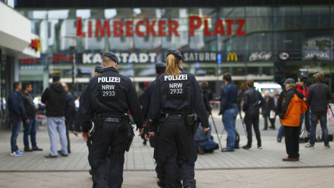 Agentes de la policía alemana se dirigen hacia el centro comercial Limbecker Platz, en la localidad de Essen, que ha permanecido cerrado por temor a un atentado. REUTERS/Thilo Schmuelgen