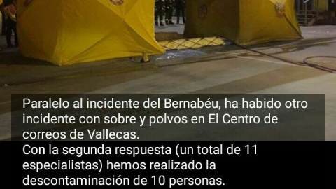 Operativo del Samur en el centro de Correos en Vallecas, donde una carta con una bala y polvo dirigida a Manuela Carmena desató la alarma. / @MAREAPOSTAL